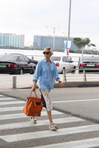 김나영 공항패션 망사 파격…'혹시 가방도 컨셉트?'