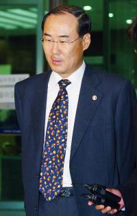 'CJ 세무조사 무마 로비 의혹' 전군표 전 국세청장 출금…소환 임박?