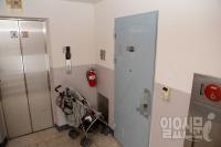 '친자확인소송' 차영 집 가보니… 이웃주민들 "할머니가 손자를 다 키웠다"