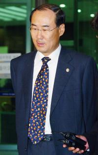 검찰, 'CJ 뇌물수수' 전군표 전 국세청장 체포…"사안중대" 전격체포