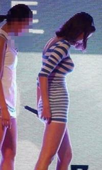 NS윤지 실제 몸매? 백댄서와 비교하니…"레전드급 풍만 글래머"