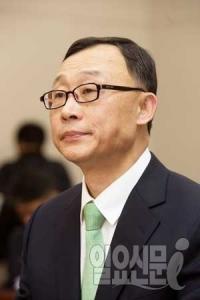 채동욱, 결국 정정보도 소송 제기...박 대통령에겐 사표 수리 청원