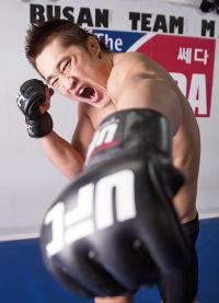 김동현, 에릭실바에 2라운드 KO승…UFC 9승 상승세