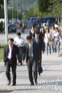2030 직장인 33%, "부모 부양계획 없다"