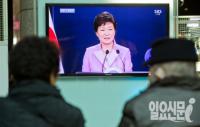 [포토]박근혜 대통령 신년 기자회견 시청하는 시민들