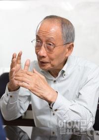 윤여준, 다시 안철수 품에…여야 비판공세