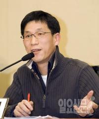 새누리당 국정교과서 회귀 주장에 진중권 "차라리 유신하자고 해"