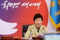 '뉴욕타임즈' 박근혜 정부 맹비난 "교과서 수정, 역사적 교훈 뒤집힐 수도"