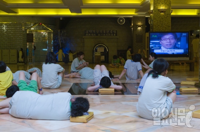 찜질방에서 잠든 여성 은밀한 부위로 다가온 엉큼한 손 결국 일요신문 