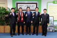 김만수 부천시장, 최진한 신임 부천FC 감독에게 임명장