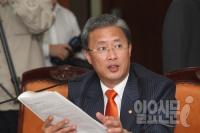 전북지사 출마 선언한 유성엽, 강봉균에 직격탄 날린 사연은?