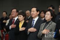 김상곤 교육감이 김상희, 이언주 의원과 함게 국기에 대한 경례를 하고 있다.