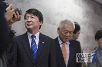 자리를 떠나는 안철수 의원과 김한길 대표.