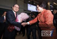 지지자들로부터 꽃다발 받는 김황식 전 총리