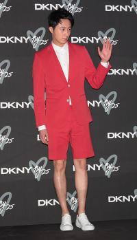 정일우, 강렬한 눈빛과 패션...‘DKNY’ 25주년 기념행사