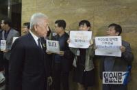 기초연금 피켓시위 지나치는 김한길 대표