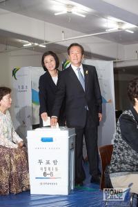 정몽준 서울시장 후보, 아내와 투표 “서울의 4년 결정하는 날”