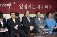 재보궐 선거 승리에 웃고 있는 김무성 대표와 이완구 원내대표...