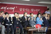 선거 대승이 확실해지자 박수치는 김무성 대표와 최고위원들