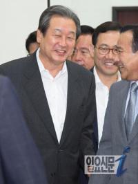 새누리 의원들, 김무성 앞에 줄서기 백태
