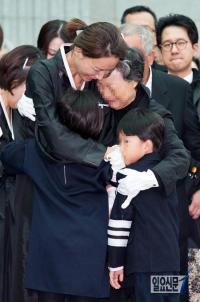 故 신해철 부검 결정한 부인, 스카이병원 ‘업무상 과실치사’ 고소장 접수
