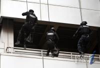 테러 대응 레펠 훈련중인 경찰특공대원들