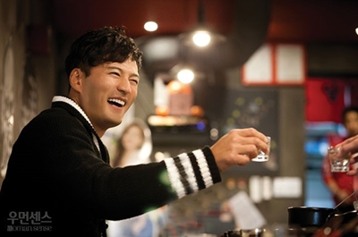 배우 김성민, 마약 투약혐의 체포...퀵서비스로 전달받아