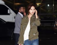 [배틀룩] 황정음, 비즈 장식이 돋보이는 야상을 공항패션으로