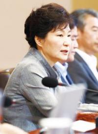 박 대통령, 세월호 참사 1년만에 인양 문제 긍정적 검토  
