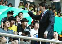 [광주U대회] 광주시민과 인사하는 리퍼트 주한 미국대사