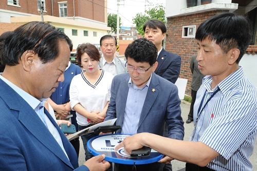 수원시의회, 태양광 LED건물번호판 시범사업 현장 방문 