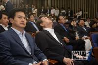 원내대표 선출을 위한 의원총회에 참석해 심란한 표정으로 앉아 있는 김무성 대표와 김태호 최고위원