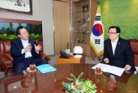 [포토] 송하진 전북지사, 이동필 농식품부장관과 전북 현안 논의 