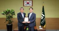 김재수 aT사장 ‘강원명예도민증’ 받아