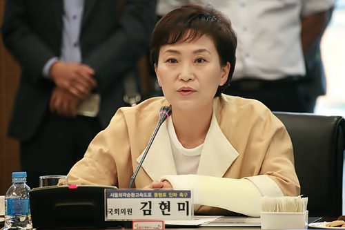 [포토] 김현미 의원, '경기도-서울시 15개자치단체장 서울외곽공동대책협의회 출범식' 참석