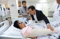  [카드뉴스] “가족이니까 무조건 살려야죠” ...감전사고 소방관 살린 한전 식구들