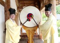 전주 동헌 북을 치는 송하진 전북지사와 제이인슬리 워싱턴주지사