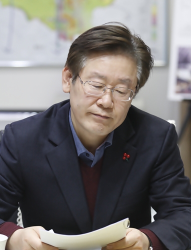 이재명 성남시장, “심판 또다시 축제 분위기 망쳐” 