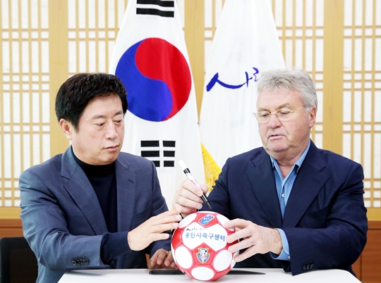 정찬민 용인시장 “줌마렐라 이어 용인시축구센터 활성화 나서”