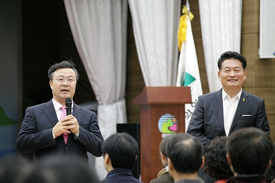 [포토뉴스] 김성제 의왕시장, 송영길 전 인천시장과 조우