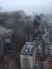 [속보] 강남 역삼동 신축건물 공사장 화재 발생, ‘엄청난 연기’ 