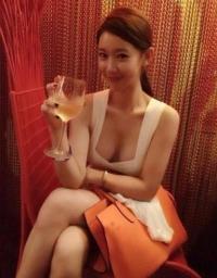 '기욤의 그녀' 송민서, 술잔들고 가슴을? '이런 사진을...'