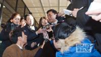 취재진에 둘러싸인 민영진 전 사장