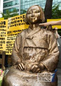 일본 언론 “10억 엔 출연은 위안부 소녀상 이전 전제” 보도 논란