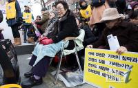 일본대사관 앞 수요집회 참석한 길원옥, 이용수 할머니