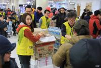 30년 만의 폭설, 제주공항 대기승객에 간식 등 긴급 지원 