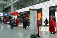 "조선의 왕과 왕비, 봄날의 서울역을 거닐다"