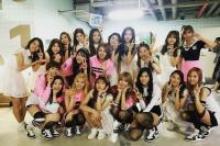 아이오아이·트와이스, 대세 걸그룹의 만남…깜찍한 ‘브이’ 행렬