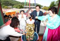 금산사 부처님오신날 봉축법회서 욕불의식하는 송하진 지사