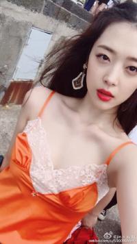 설리, 란제리 셀카로 SNS 컴백…"반가워"